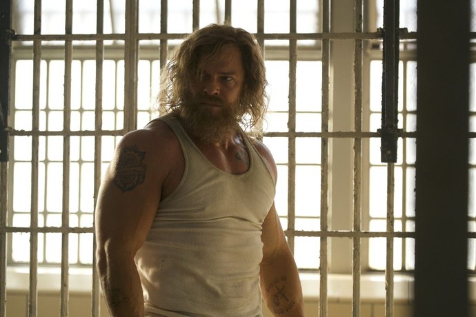 Motor City: Alan Ritchson de volta à ação em um thriller de vingança nos anos 70 — vale a pena?