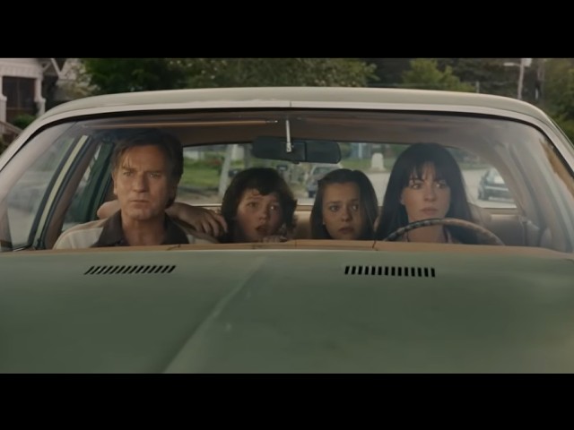 O Fim da Rua: Anne Hathaway e Ewan McGregor fogem de dinossauros nos anos 80 — e parece incrível